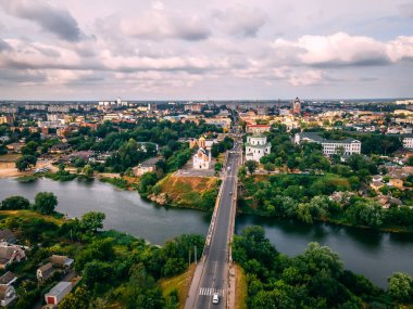 Yaz günü Ukrayna 'nın başkenti Kyiv' de nehir ve köprü yakınlarındaki iki eski kilisenin hava manzarası