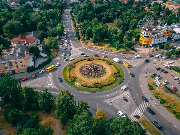 Flygfoto Rondellen Väg Med Cirkulära Bilar Liten Europeisk Stad Sommaren — Stockfoto