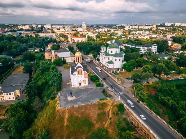 우크라이나 키예프 지역의 도시에 근처에 교회를 공중에서 — 스톡 사진