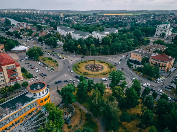Flygfoto Rondellen Väg Med Cirkulära Bilar Liten Europeisk Stad Sommaren — Stockfoto