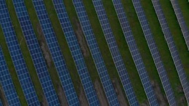 İnsansız hava aracı Güneş Çiftliği üzerinde uçuyor. Yenilenebilir yeşil enerji ve elektrik teknolojisi. Güneş Panelleri Sahası Sunny Day 'de Güç Üretimi Alanlarında Bir Sıraya Oturuyor. Yeşil enerji kavramı.