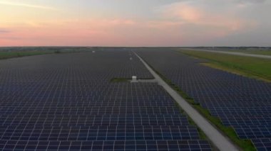 İnsansız hava aracı Güneş Çiftliği üzerinde uçuyor. Yenilenebilir yeşil enerji ve elektrik teknolojisi. Güneş Panelleri Sahası Sunny Day 'de Güç Üretimi Alanlarında Bir Sıraya Oturuyor. Yeşil enerji kavramı.