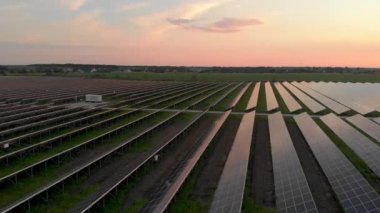 İnsansız hava aracı Güneş Çiftliği üzerinde uçuyor. Yenilenebilir yeşil enerji ve elektrik teknolojisi. Güneş Panelleri Sahası Sunny Day 'de Güç Üretimi Alanlarında Bir Sıraya Oturuyor. Yeşil enerji kavramı.