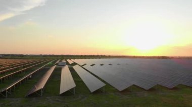 İnsansız hava aracı Güneş Çiftliği üzerinde uçuyor. Yenilenebilir yeşil enerji ve elektrik teknolojisi. Güneş Panelleri Sahası Sunny Day 'de Güç Üretimi Alanlarında Bir Sıraya Oturuyor. Yeşil enerji kavramı.