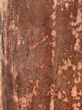 Aşınmış metal zemin. Paslı, beyaz, metal bir duvar. Paslı metal arka planda pas izleri var. Pas lekeleri. Metal yüzey paslanmış lekeler. Rystycorrosion.