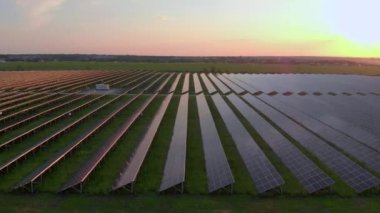İnsansız hava aracı Güneş Çiftliği üzerinde uçuyor. Yenilenebilir yeşil enerji ve elektrik teknolojisi. Güneş Panelleri Sahası Sunny Day 'de Güç Üretimi Alanlarında Bir Sıraya Oturuyor. Yeşil enerji kavramı.