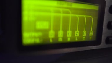 Profesyonel ses ekipmanlarının dijital ses konsolundaki yeşil ışık ekranını kapat. Ekrandaki seviyeler, paneldeki düğmeler.