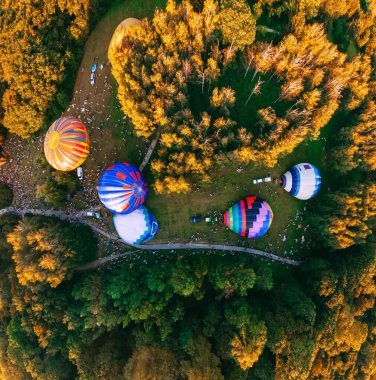 Sıcak hava balonlarının panoramik hava görüntüsü, Ukrayna 'nın Kiev bölgesindeki küçük Avrupa kentindeki parktan sabah erken kalkışı için hazırlanıyor.