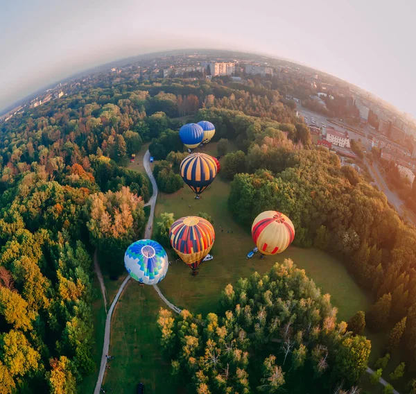 Vista Panorâmica Balões Quente Preparar Para Uma Decolagem Matinal Parque — Fotografia de Stock