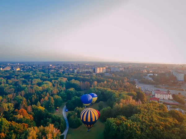 Воздушные Шары Готовятся Утреннему Взлету Парка Маленьком Европейском Городе Киевская — стоковое фото