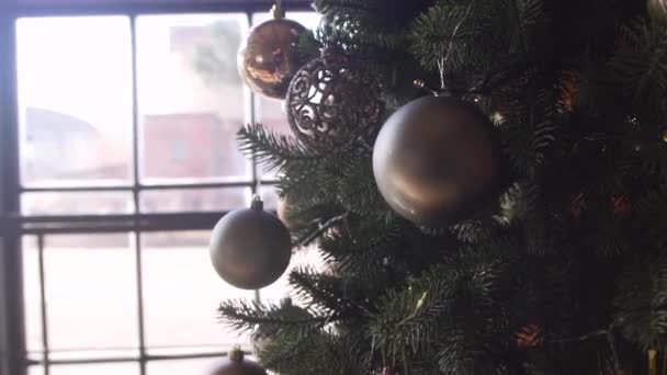 Dekoracje choinkowe w studio z dekoracjami świątecznymi i noworocznymi wnętrz. Zielone drzewo ozdobione małymi szklanymi kulkami. — Wideo stockowe