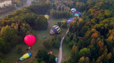 Sıcak hava balonları yaz mevsiminde parktan havalanmaya hazırlanıyor.