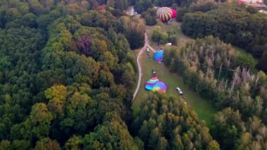 Sıcak hava balonları yaz mevsiminde parktan havalanmaya hazırlanıyor.