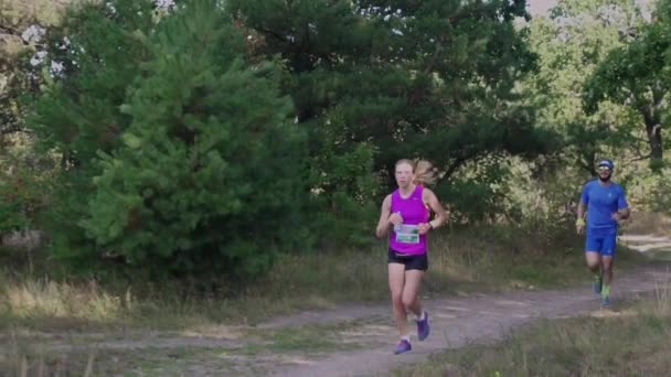 BILA TSERKVA, UKRAINE - 29 AOÛT 2020 : Une jolie fille fait un marathon de trail running dans une forêt sauvage, au ralenti 120 ips — Video