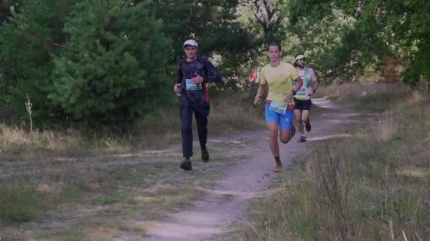 BILA TSERKVA, UKRAINE - 29 AOÛT 2020 : Les hommes font un marathon de trail running dans une forêt sauvage, au ralenti 120 ips — Video