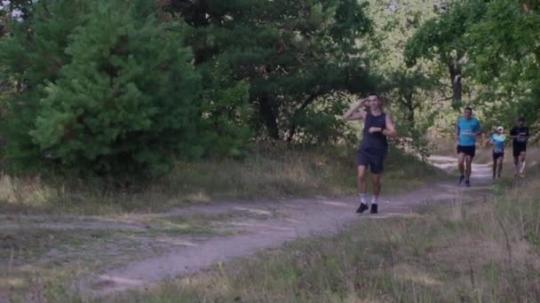 BILA TSERKVA, UKRAINE - 29 AOÛT 2020 : Les hommes font un marathon de trail running dans une forêt sauvage, au ralenti 120 ips — Video