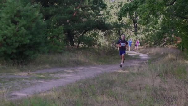 БИЛА-ЦЕРКВА, Украина - 29 августа 2020 года: Мужчины бегут марафон в диком лесу, медленное движение 120 кадров в секунду — стоковое видео