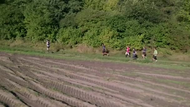 БИЛА-ЦЕРКВА, Украина - 29 августа 2020 года: Люди бегут марафон в сельской местности полевой дороги, замедленное движение 4k 60 кадров в секунду — стоковое видео