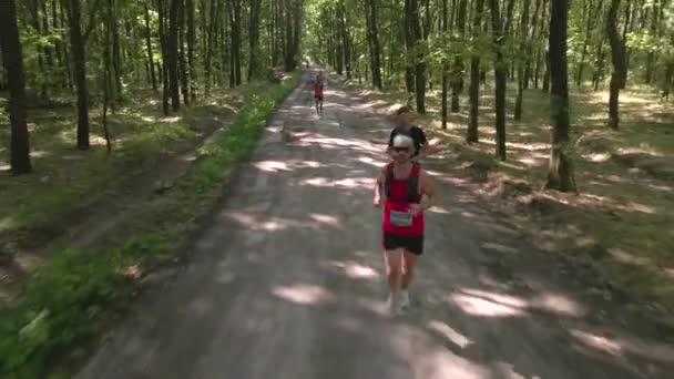 BILA TSERKVA, UKRAINE - 29 AOÛT 2020 : L'homme court un marathon de course sur piste dans une route forestière le jour de l "été — Video