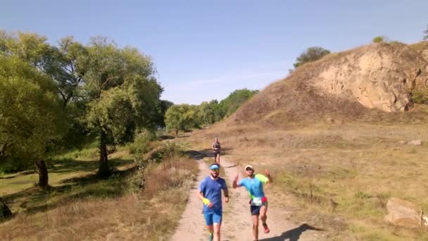 BILA TSERKVA, UKRAINE - AUGUST 29, 2020: Men run trail running marathon in a countryside road at summer day — Stock Video
