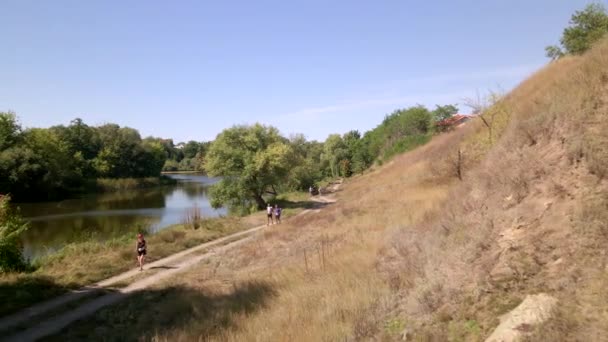 BILA TSERKVA, UKRAINE - 29 AOÛT 2020 : Marathon de course sur piste pour hommes sur une route de campagne le jour de l "été — Video