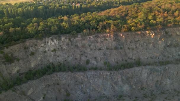 Vista aérea del dron de la carrera en Europa, cantera de piedra triturada al atardecer de verano — Vídeos de Stock