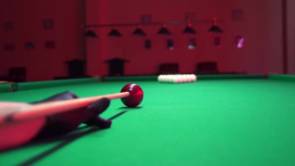 Homme jouant au billard russe. Premier coup de feu Briser la pyramide des boules. Images 4K corrigées en couleur — Video