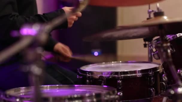 Mens mani nella cornice, suonare la batteria in prova in studio professionale — Video Stock