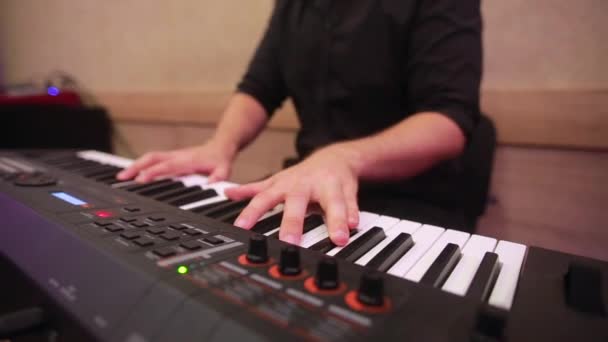 Foco seletivo para os dedos homem teclado jogador. Existem instrumentos musicais para concertos ou para aprender música. Mão de perto do músico homem tocando piano em rehaersal no estúdio. — Vídeo de Stock