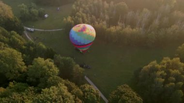 Renkli sıcak hava balonunun hava manzarası bir yaz sabahı için hazırlanıyor. Küçük Avrupa şehrinde parkta uçmak için.