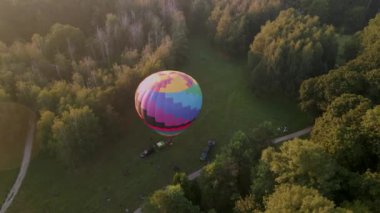Renkli sıcak hava balonunun hava manzarası bir yaz sabahı için hazırlanıyor. Küçük Avrupa şehrinde parkta uçmak için.