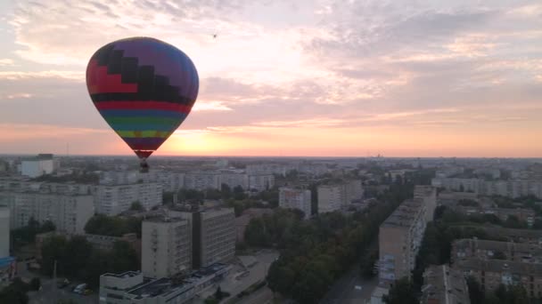 Kleurrijke hete lucht ballonnen vliegen over groen park in kleine Europese stad bij zonsopgang, luchtfoto 's — Stockvideo