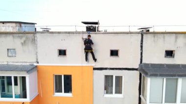İşçi yüksek katlı bir binanın şantiyesine gidiyor. Yüksek irtifa mühendisliği tasarımı için tehlikeli bir iş. Demir ve beton.