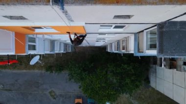 Boyama ve dekorasyon binaları. Yüksek bir binanın şantiyesinde çalışan bir işçi. Yüksek irtifa mühendisliği tasarımı için tehlikeli bir iş. Demir ve beton.