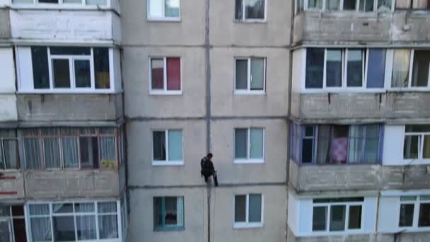 Climber go down to land after work on construction site of a high-rise building. Dangerous work in high-altitude engineering design. Iron and concrete. — Stock Video