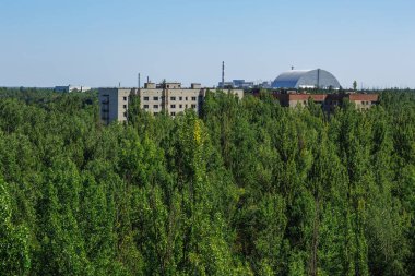 Pripyat Chornobyl Bölgesi 'ndeki reaktörün üzerinde terk edilmiş binalar ve lahit, radyasyon, nükleer felaket.