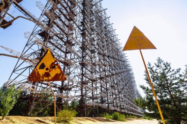 Eski askeri Duga radar sistemi ve Ukrayna 'nın Çernobil Yasak Bölgesi' ndeki Pripyat hayalet kasabası yakınlarında radyoaktif işaretler.