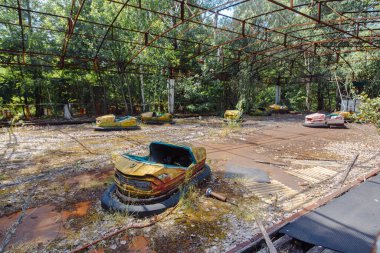 Terk Edilmiş Eğlence Arabası Gezisi Çernobil Yasak Bölgesi 'ndeki Pripyat Hayalet Şehri' nde eğlence parkında, nükleer felaket.