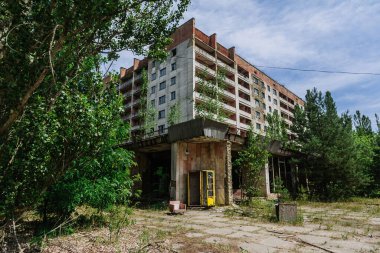 Pripyat Chornobyl Bölgesi 'nde terk edilmiş bir binanın yakınındaki telefon kulübesi, radyasyon, nükleer felaket.