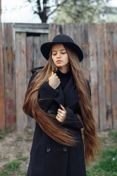 Mladá Krásná Módní Žena Černém Klobouku Dlouhými Vlasy Pózovat Dřevitém — Stock fotografie