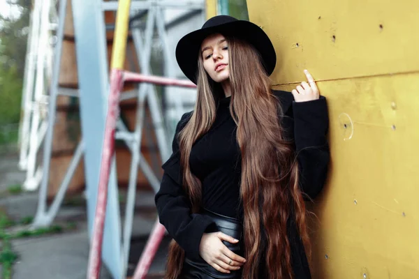 Mulher Elegante Bonita Nova Chapéu Preto Com Cabelo Longo Posando — Fotografia de Stock