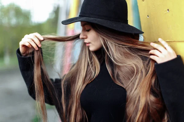Mladá Krásná Módní Žena Černém Klobouku Dlouhými Vlasy Pózovat Rozmazaném — Stock fotografie