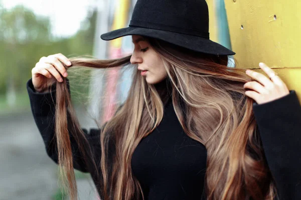 Mulher Elegante Bonita Nova Chapéu Preto Com Cabelo Longo Posando — Fotografia de Stock