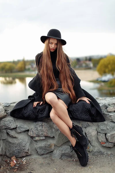 Jeune Belle Femme Mode Chapeau Noir Aux Cheveux Longs Mode — Photo