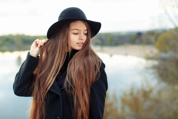 Bulanık Arkaplanda Siyah Şapkalı Uzun Saçlı Güzel Modaya Uygun Bir — Stok fotoğraf