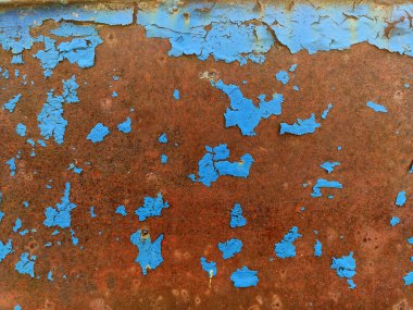 Aşınmış metal zemin. Paslı boyanmış metal duvar. Paslı metal arka planda pas izleri var. Pas lekeleri. Metal yüzey paslanmış lekeler. Rystycorrosion.
