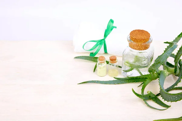 Aloe Vera Minyak Dalam Botol Kaca Dan Handuk Untuk Spa — Stok Foto