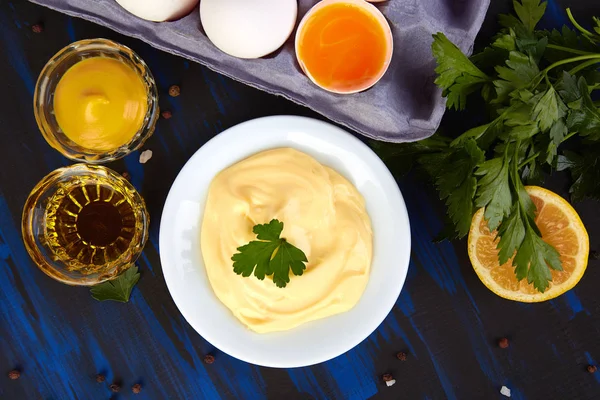 Домашний Соус Майонез Ингредиенты Яйца Масло Лимон Горчица Темно Синем — стоковое фото