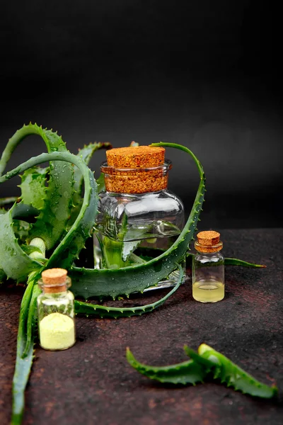 Aloe Vera Minyak Dalam Botol Kaca Dan Handuk Untuk Spa — Stok Foto