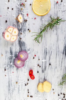 Et için baharat. Baharat madde - biberiye, limon, zencefil, biber biber, soğan. Üstten görünüm düz yatıyordu 